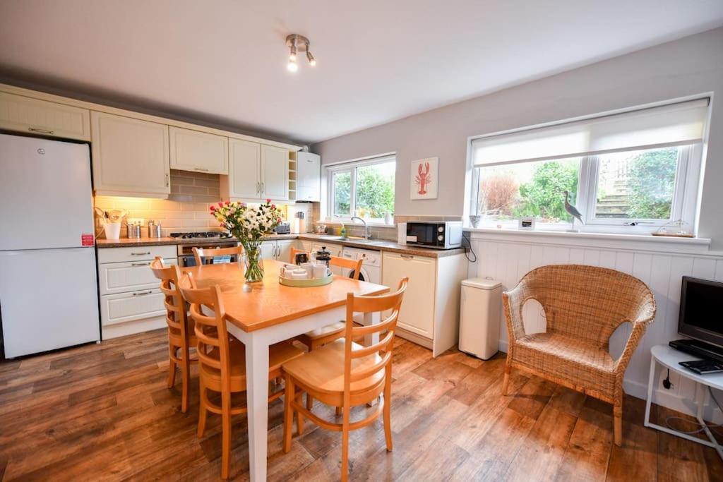 3 Bedroom Townhouse Right On The Harbour Isle of Whithorn Exterior foto