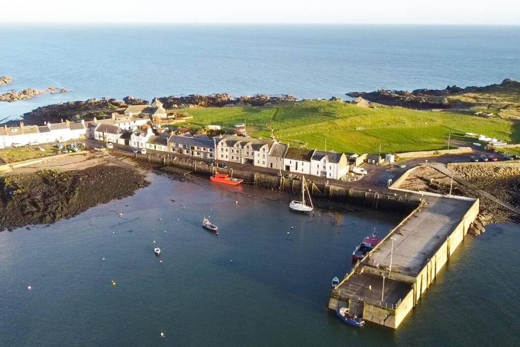 3 Bedroom Townhouse Right On The Harbour Isle of Whithorn Exterior foto