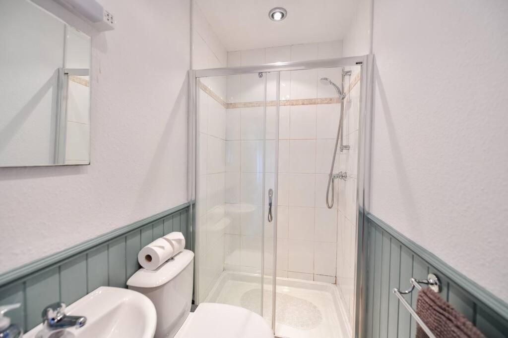 3 Bedroom Townhouse Right On The Harbour Isle of Whithorn Exterior foto