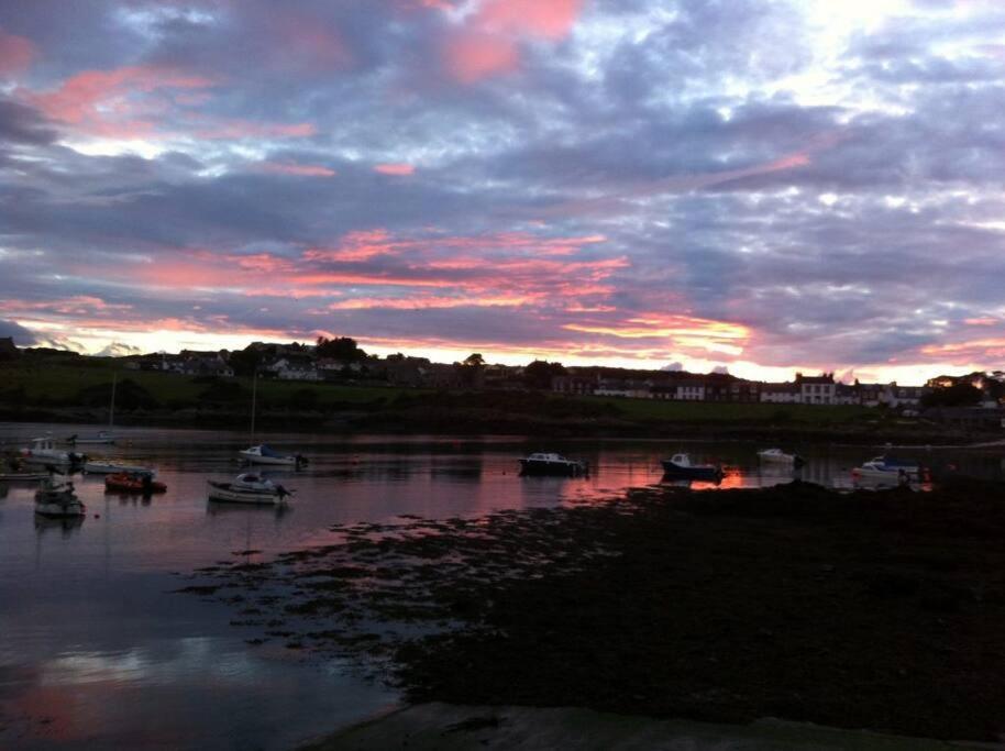 3 Bedroom Townhouse Right On The Harbour Isle of Whithorn Exterior foto