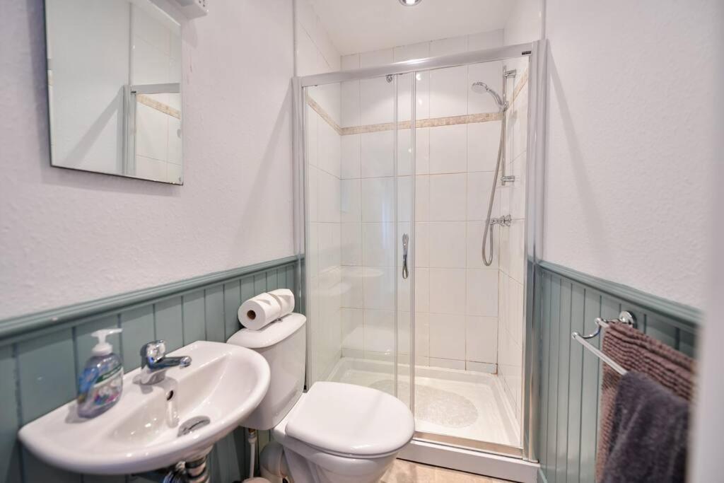 3 Bedroom Townhouse Right On The Harbour Isle of Whithorn Exterior foto
